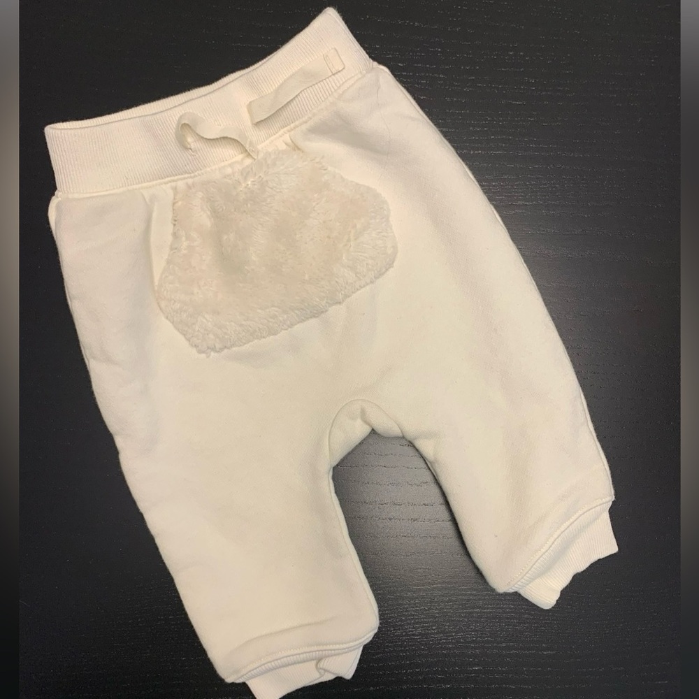 🧸 2/$8.00⭐️ GAP 3-6m White Baby Pants with Fuzzy Pocket